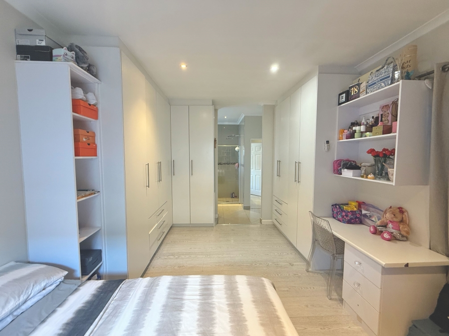 5 Bedroom Property for Sale in Parklands North Western Cape